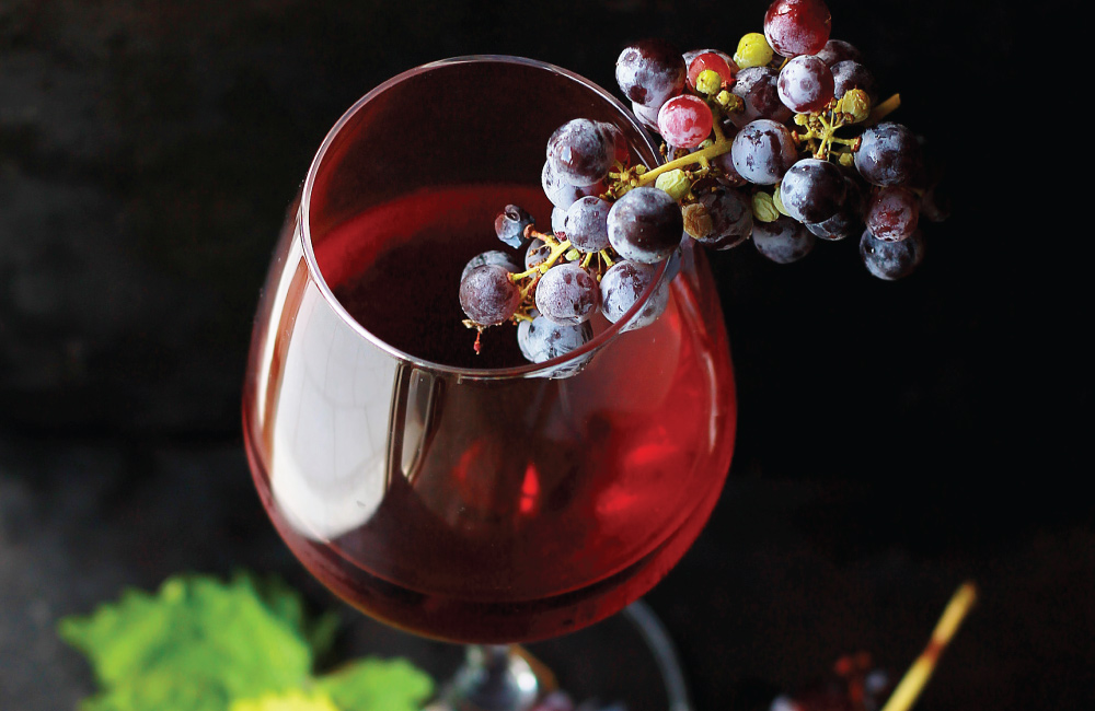 Vinho tinto à refeição, conheça as vantagens deste hábito para si